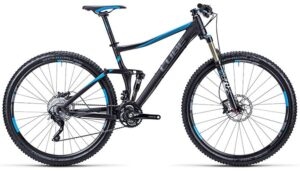 Cube Stereo 120 HPA Race 29 MTB in Seitenansicht vor weißem Hintergrund.