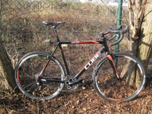 Cube Cross Race 2015 in Seitenansicht vor einem Zaun.