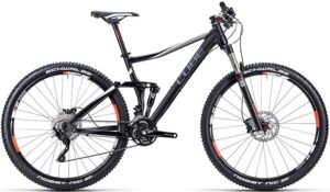 Cube Stereo 120 HPA Pro 29 MTB in Seitenansicht vor weißem Hintergrund.