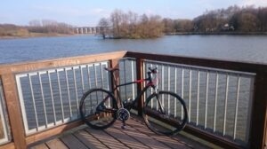 Cube Tonopah Pro Crossbike in Seitenansicht vor einem See.
