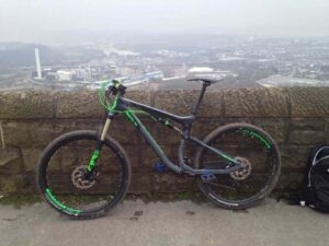 Scott Genius 740 Fully-Mountainbike in Seitenansicht vor einem Tal.