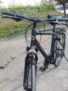 Kalkhoff Voyager Trekkingrad schräg von vorne vor weißem Hintergrund.