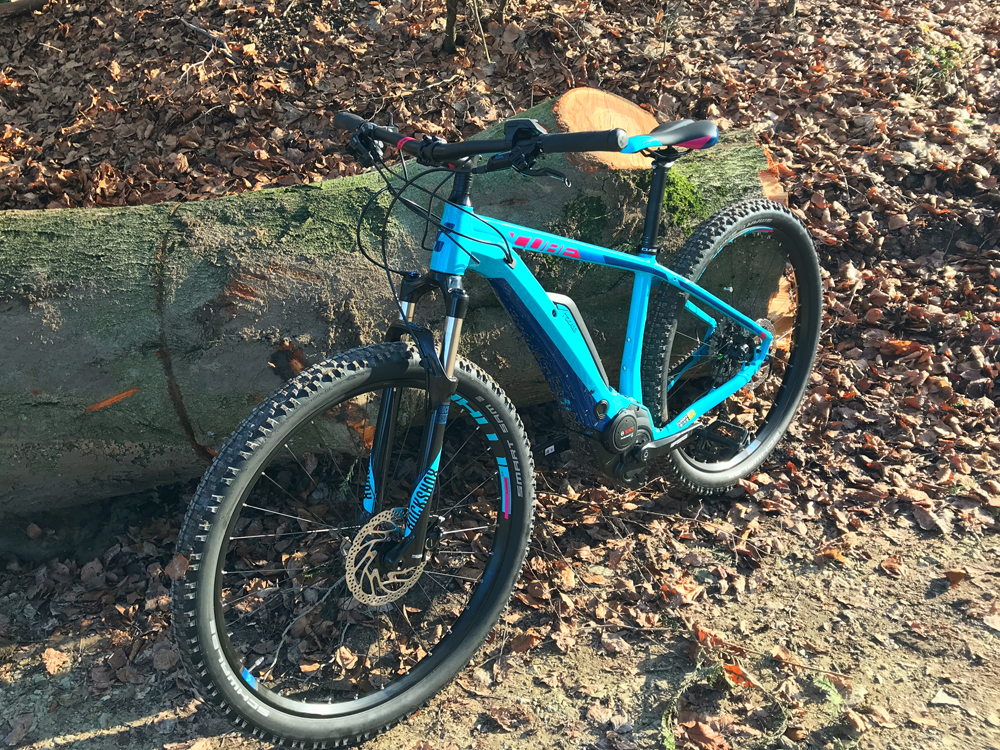 Cube Access Hybrid Race 500 E-Mountainbike in Seitenansicht.