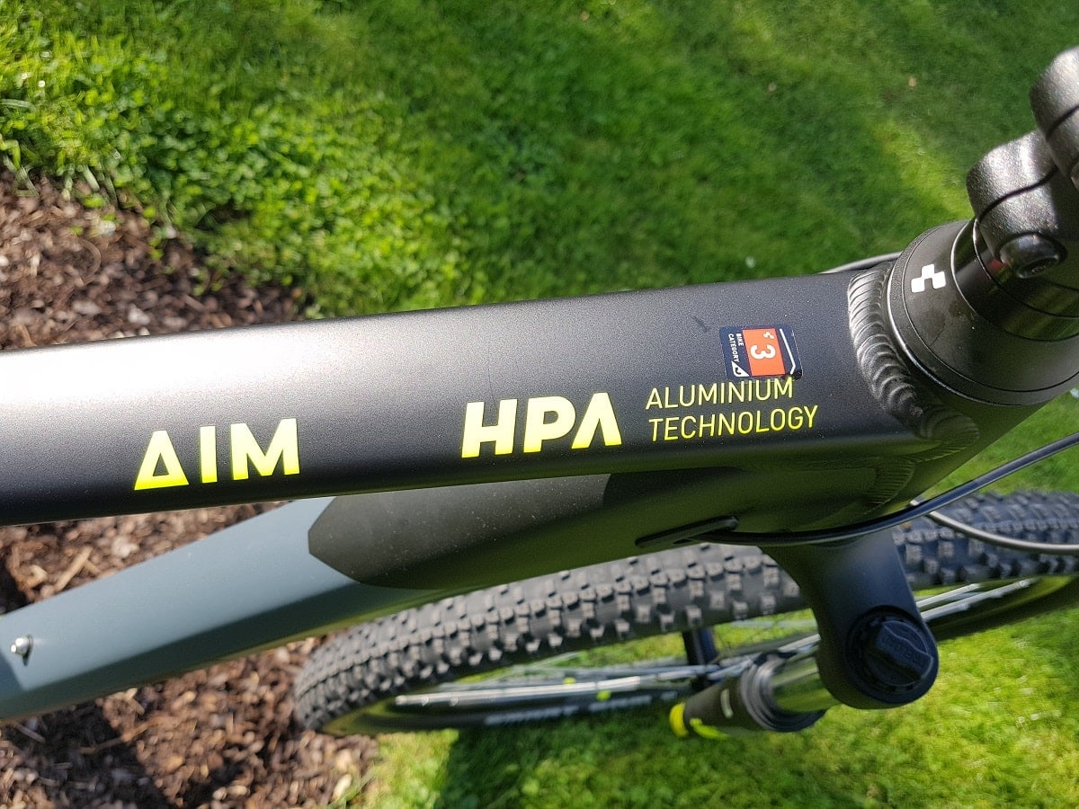 Nahaufnahme des Fahrradrahmens mit den Schriftzügen „AIM“ und „HPA Aluminium Technology“.
