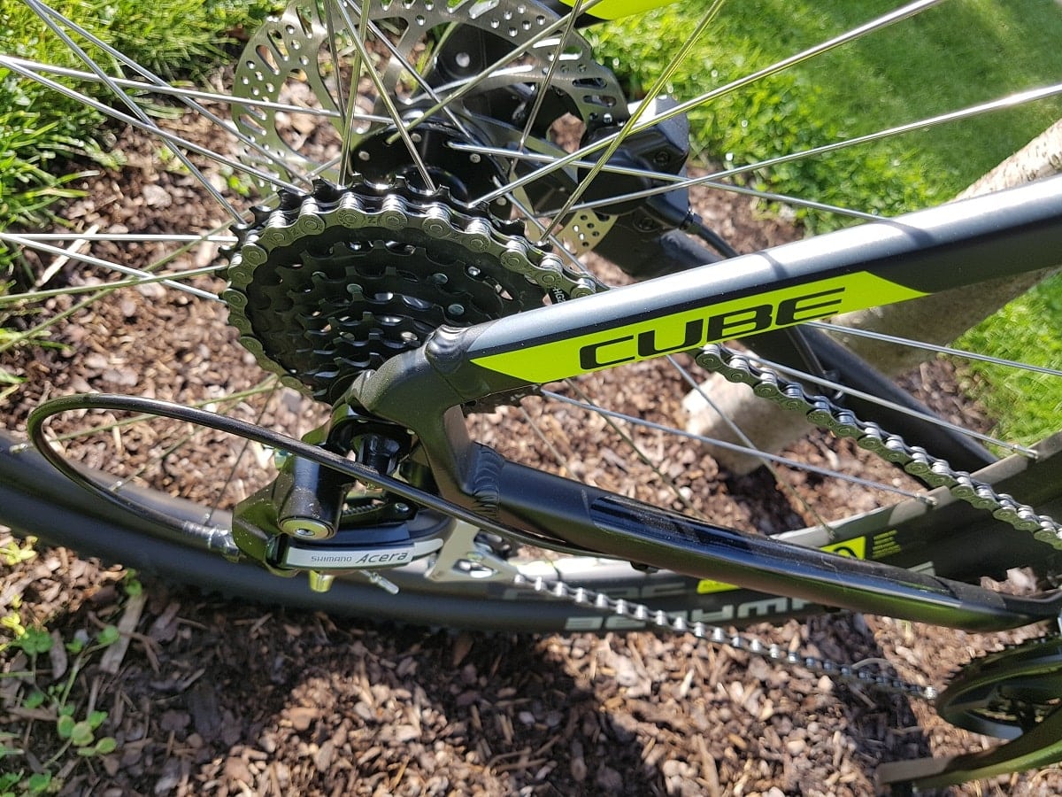 Nahaufnahme von Schaltung, Kette und Hinterrad des Cube Aim Pro 2019 Mountainbikes.