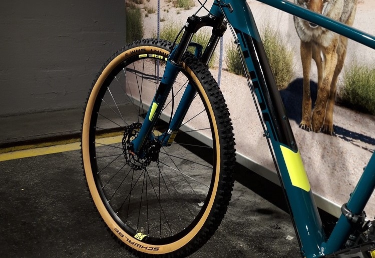 Nahaufnahme des Vorderrads am Cube Aim SL 2019 Mountainbike.