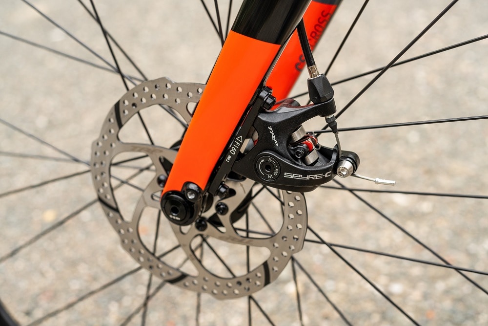 Nahaufnahme der Bremsscheibe am Cube Cross Race Cyclocross-Bike.