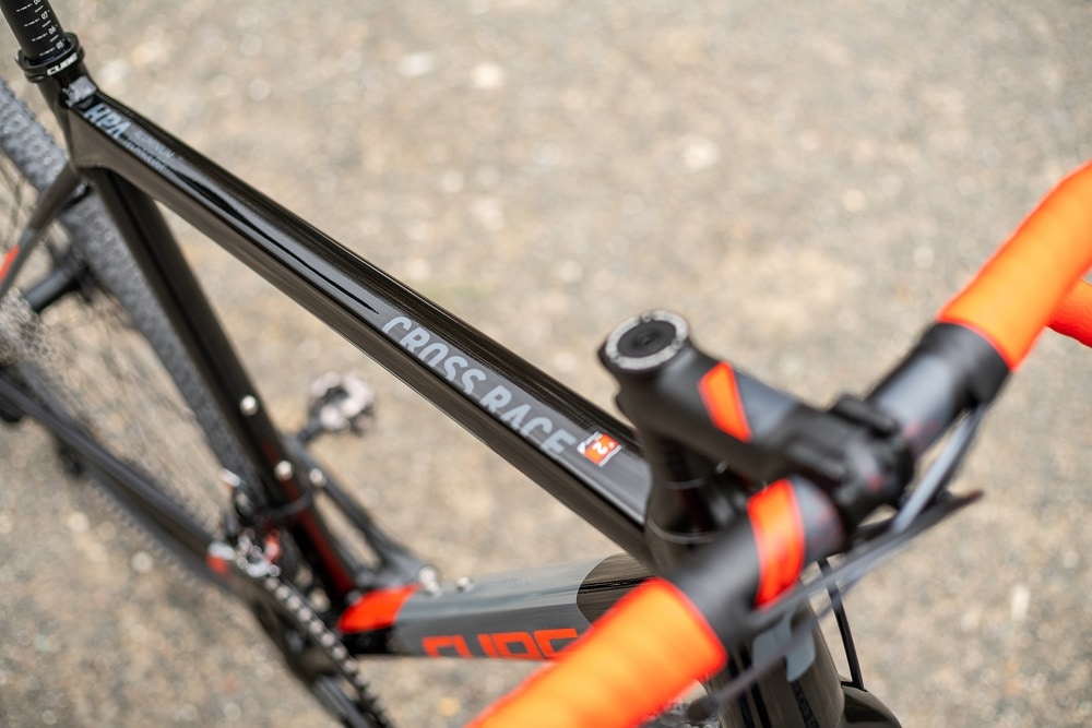 Nahaufnahme des Rahmens am Cube Cross Race Cyclocross-Bike.