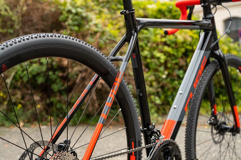 Nahaufnahme des Rahmens am Cube Cross Race Cyclocross-Bike.