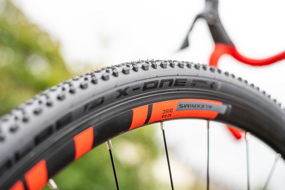 Nahaufnahme des profilierten Schwalbe Reifens am Cube Cross Race Cyclocross-Bike.