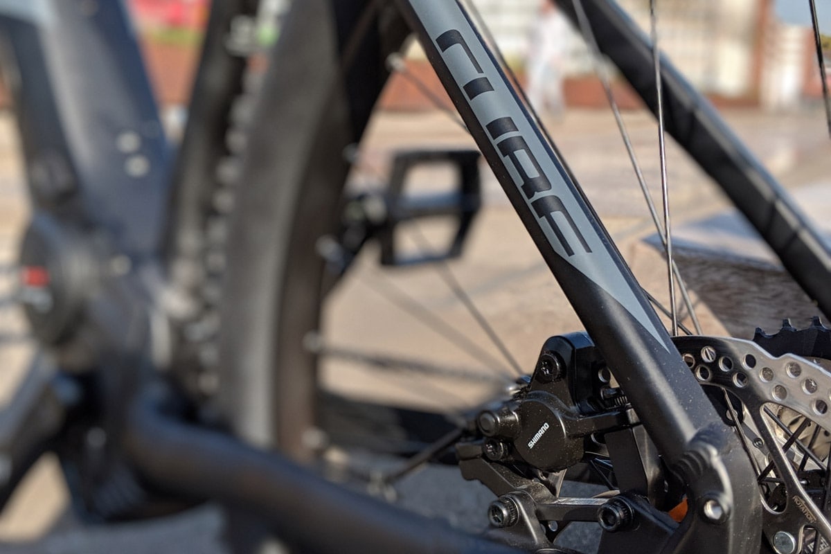 Nahaufnahme von Hinterbau und Scheibenbremse am Cube Reaction Hybrid EXC 500 E-Mountainbike.