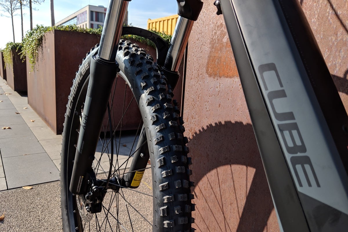 Nahaufnahme des profilierten Schwalbe Reifens am Cube Reaction Hybrid EXC 500 E-Mountainbike.