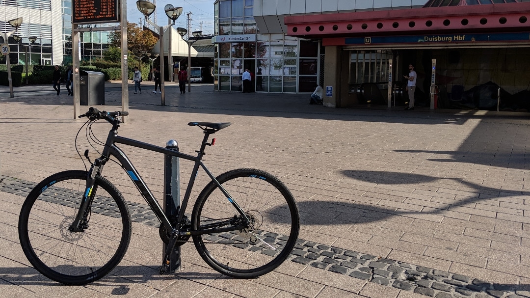 Cube Nature Crossbike in Seitenansicht im Freien.