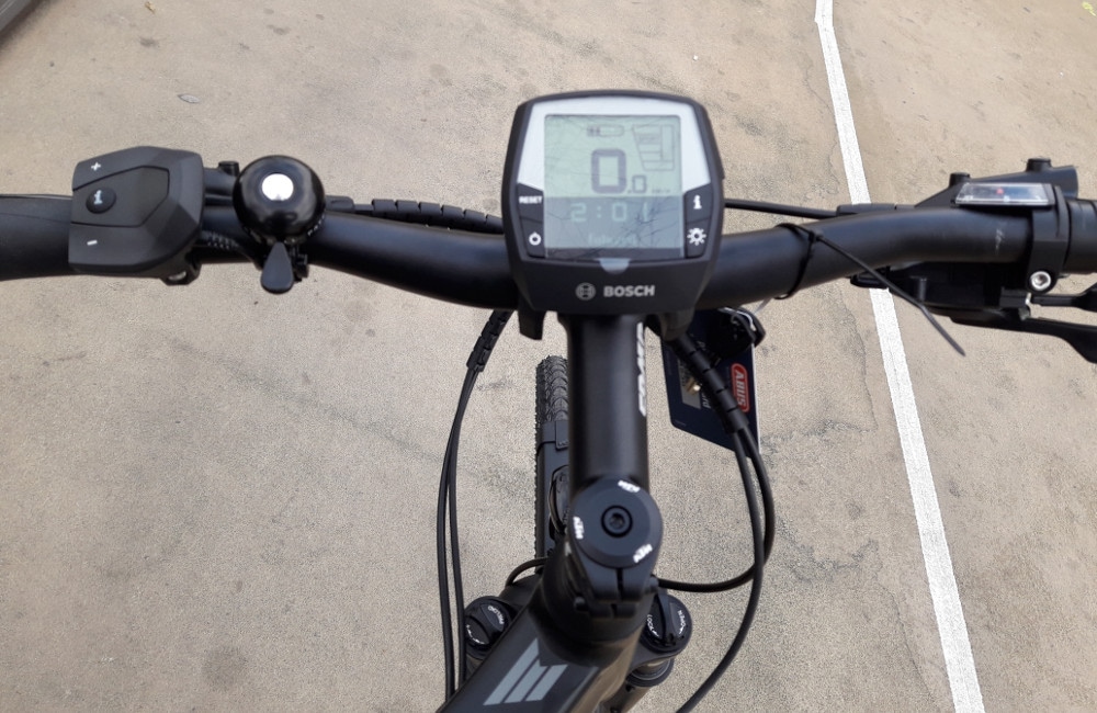 Nahaufnahme des Lenkers am KTM Macina Sport LTD 10 E-Bike mit Bosch Intuvia Display und Bedienelementen.