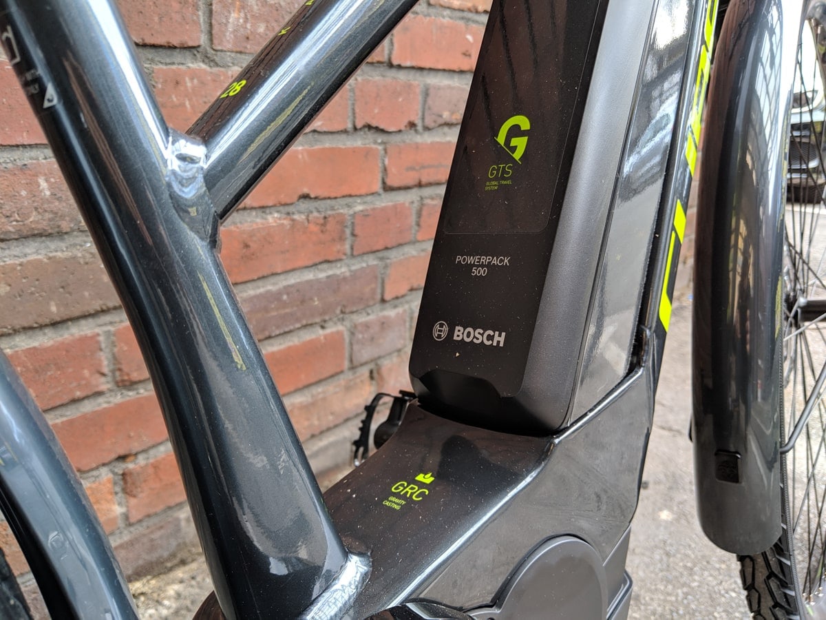 Nahaufnahme des integrierten Akkus und Unterrohrs am Cube Kathmandu Pro 500 E-Bike.