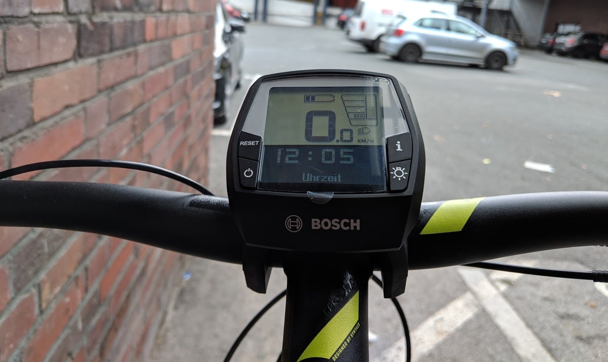 Nahaufnahme des Bosch Intuvia Displays am Lenker des Cube Kathmandu Pro 500 E-Bikes.