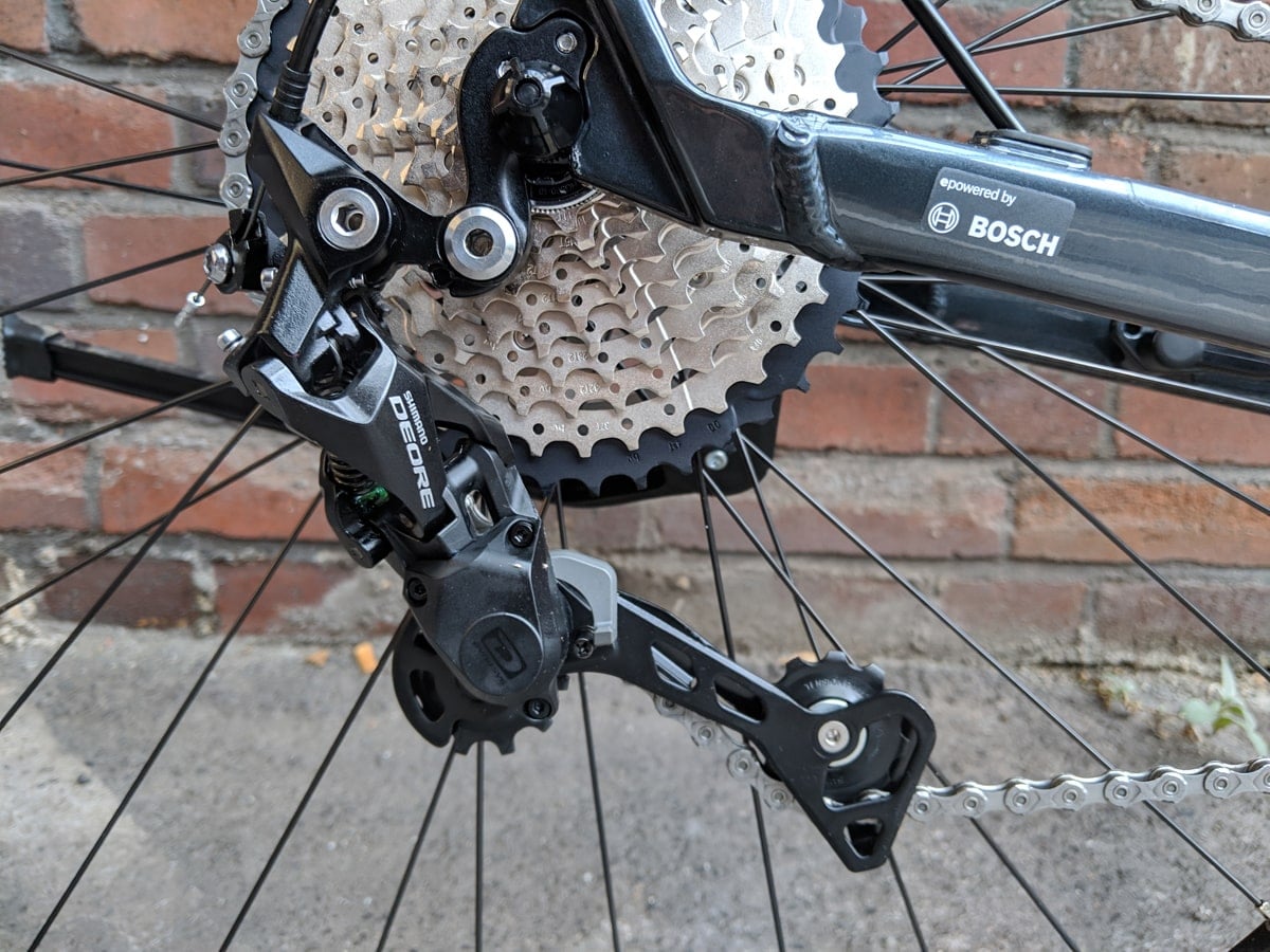Nahaufnahme der Shimano Deore Schaltung mit Kassette und Kette am Cube Kathmandu Pro 500 E-Bike.
