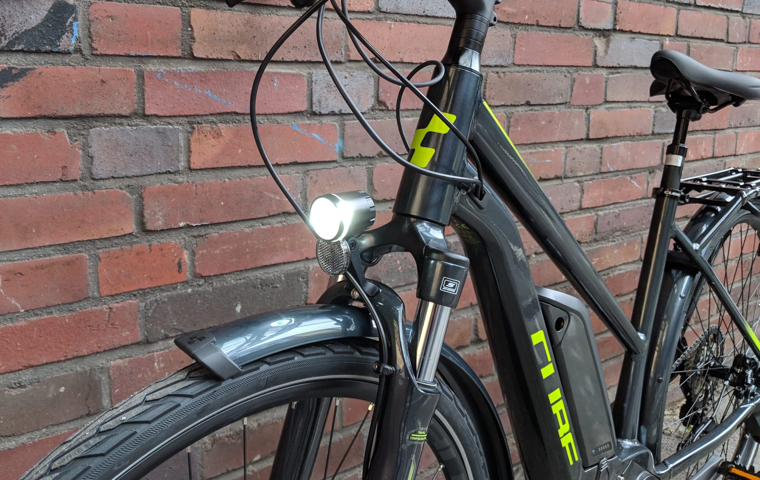 Nahaufnahme der Trelock Frontleuchte am Cube Kathmandu Pro 500 E-Bike.