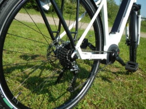 Nahaufnahme eines weißen Kalkhoff E-Bikes mit Tiefeinstieg, Bosch-Antrieb und integriertem Akku.