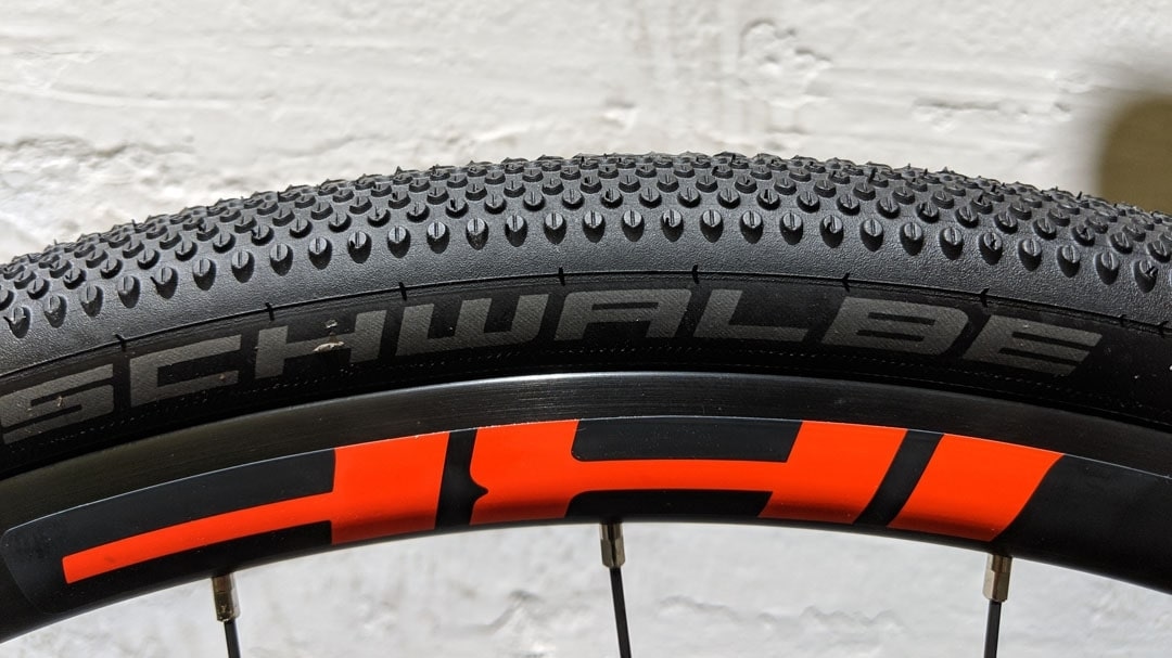 Nahaufnahme des Schwalbe G-One Allround Reifens am Cube Nuroad Pro 2019 Gravelbike.