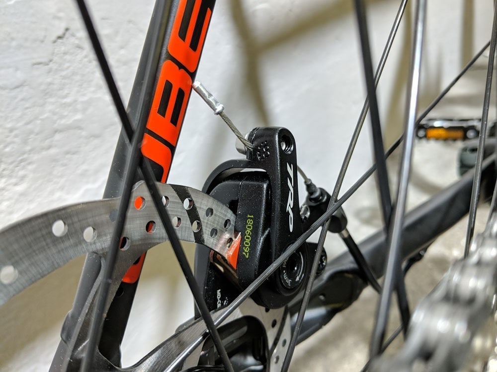 Nahaufnahme der mechanischen Flat Mount 160er TRP Spyre Scheibenbremse am Cube Nuroad Pro 2019 Gravelbike.