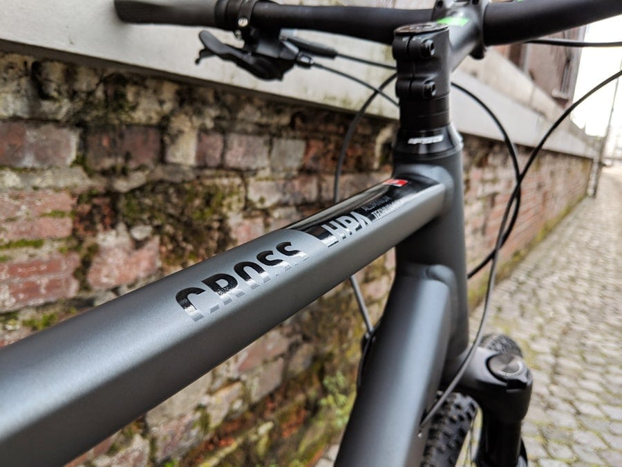 Nahaufnahme des Superlite-Aluminiumrahmens am Cube Cross Pro 2019 Crossbike.