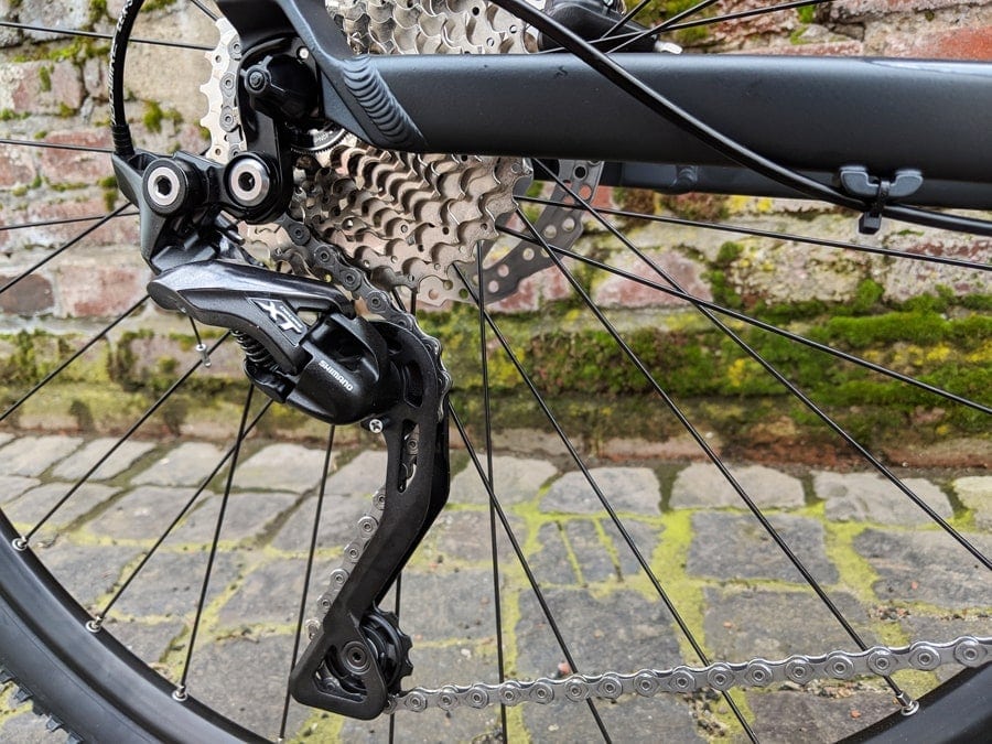 Nahaufnahme der Shimano Deore XT Schaltung mit Kassette und Kette am Cube Cross Pro 2019 Crossbike.