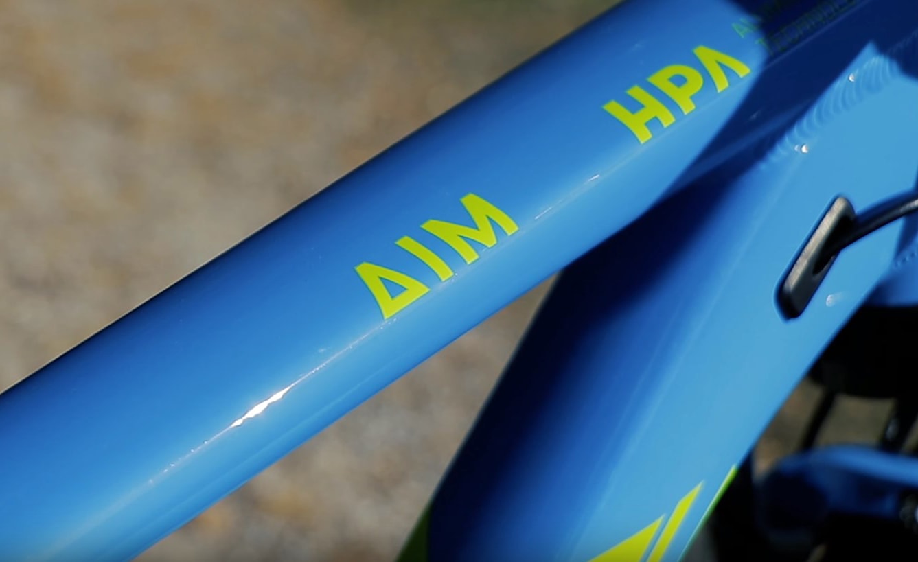 Nahaufnahme des leichten Aluminiumrahmens am Cube Aim Allroad 2019 Mountainbike.