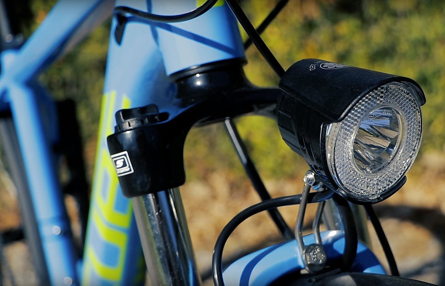 Nahaufnahme der SR Suntour Federgabel und Allroad-Ausstattung am Cube Aim Allroad 2019 Mountainbike.