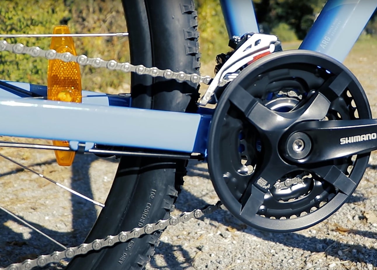 Nahaufnahme der Shimano Schaltung mit Kassette, Kette und Schaltwerk am Cube Aim Allroad 2019 Mountainbike.