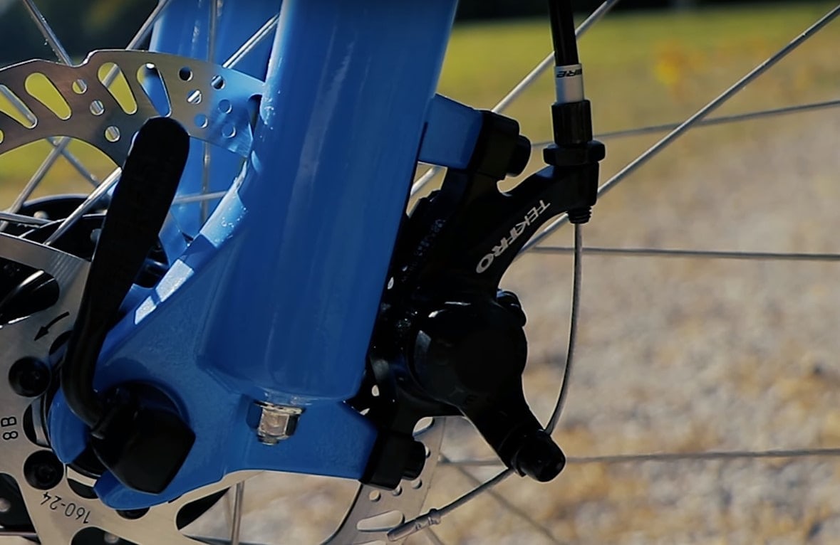 Nahaufnahme der Tektro Scheibenbremse am Cube Aim Allroad 2019 Mountainbike.