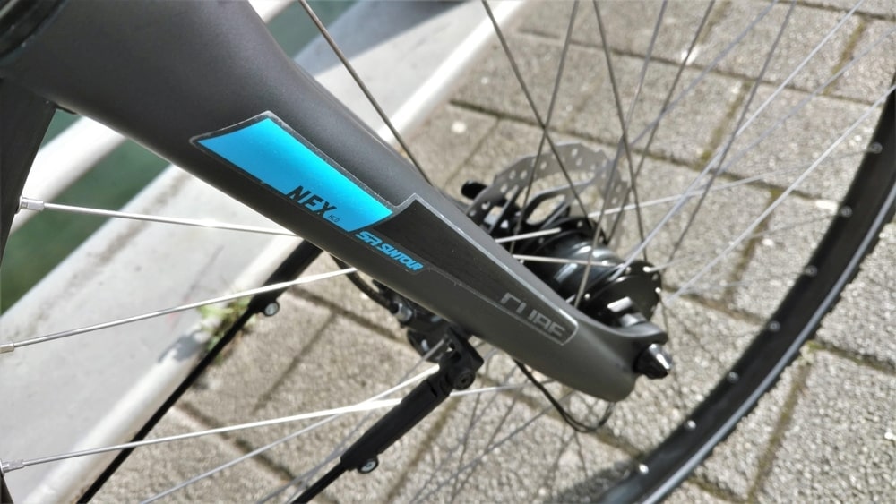 Nahaufnahme der SR Suntour Federgabel am Cube Nature Allroad Crossbike.