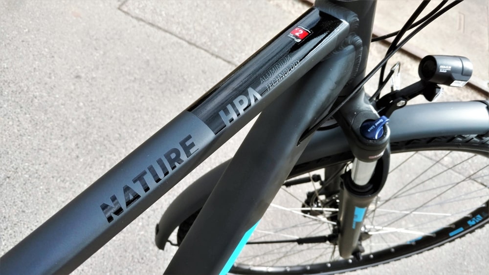 Cube Nature Allroad Crossbike mit Aluminiumrahmen in Seitenansicht.