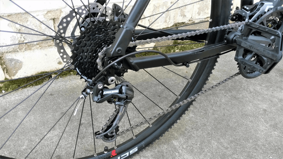 Nahaufnahme des Shimano Deore Schaltwerks am Hinterrad des Cube Nature Pro Mountainbikes.