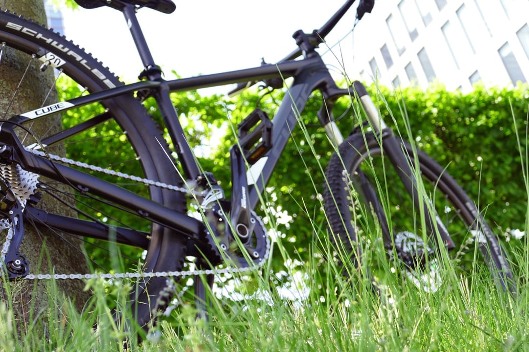 Cube Attention SL 2019 Mountainbike in Seitenansicht im Gras.