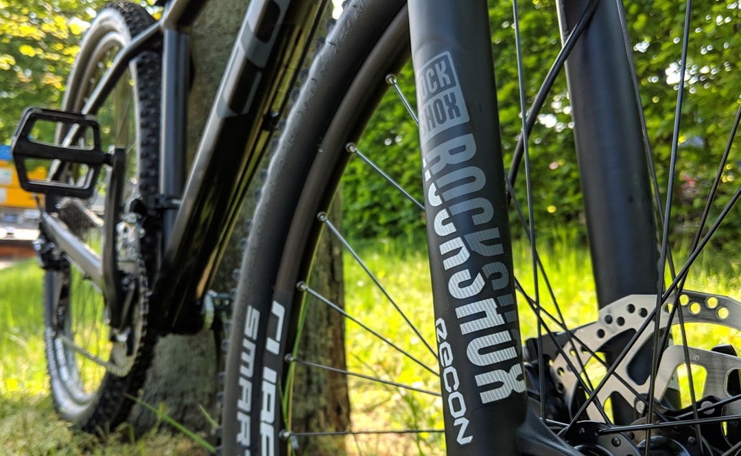 Nahaufnahme der RockShox Federgabel am Cube Attention SL 2019 Mountainbike.