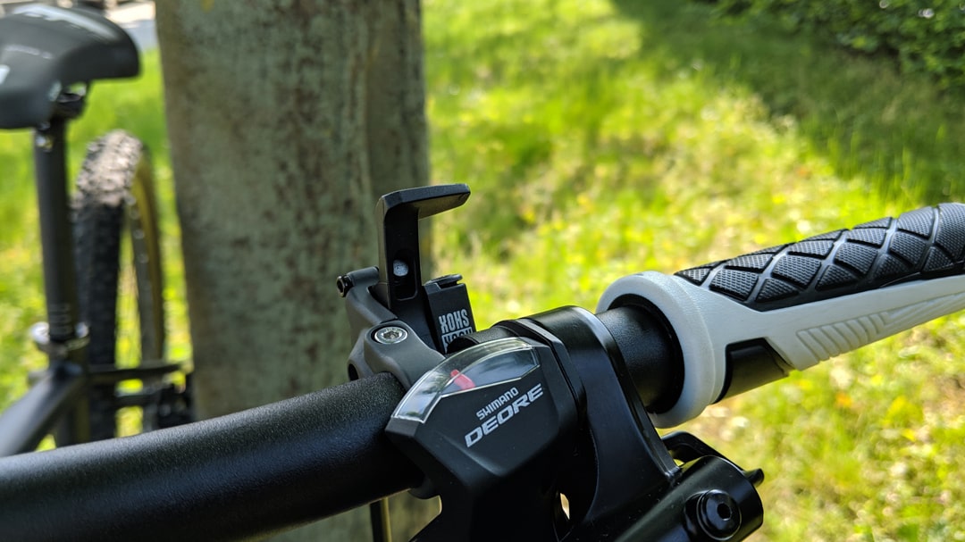 Nahaufnahme des Shimano Deore Schalthebels am Cube Attention SL 2019 Mountainbike.