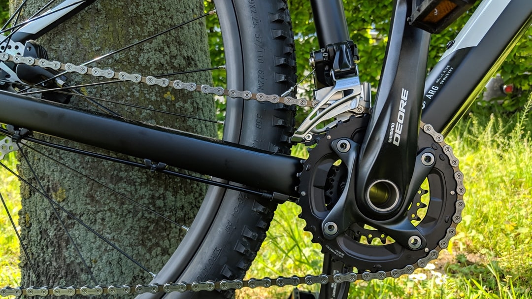 Nahaufnahme der Shimano Deore Schaltung und Kurbel am Cube Attention SL 2019 Mountainbike.