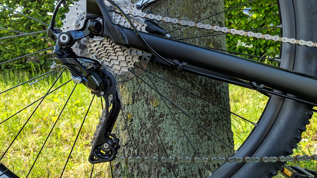 Nahaufnahme des Shimano Deore Schaltwerks mit Kassette und Kette am Cube Attention SL 2019 Mountainbike.