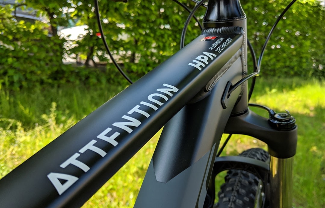 Nahaufnahme des Superlite-Aluminiumrahmens am Cube Attention SL 2019 Mountainbike.