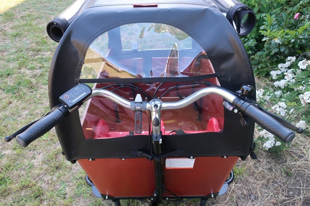 Nahaufnahme des Lenkers mit Display und Bedienelementen zur Motorsteuerung am Babboe Big-E Lastenrad.