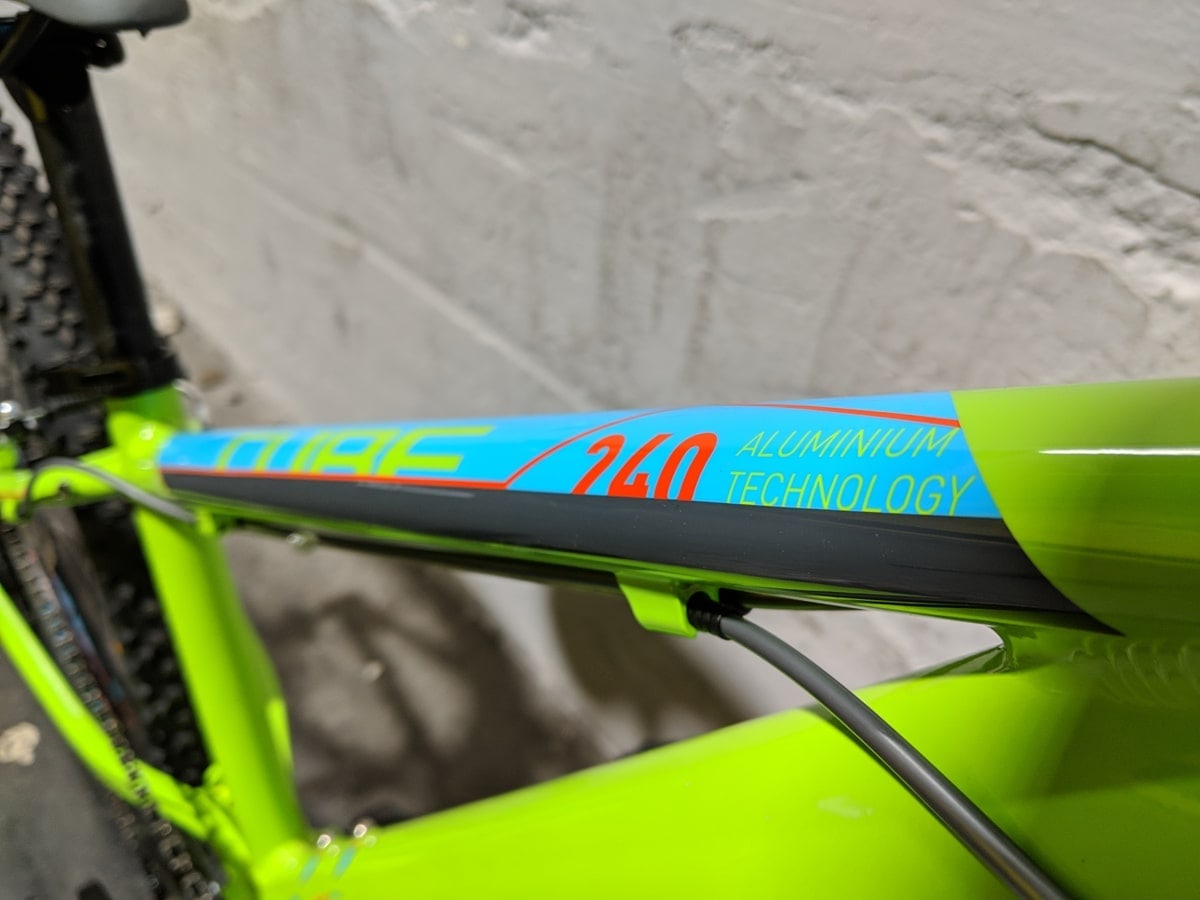 Nahaufnahme des leichten Aluminiumrahmens am Cube Acid 240 Kinder-Mountainbike.