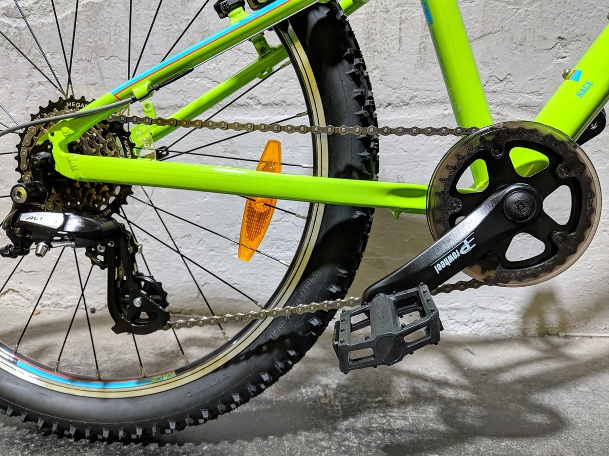 Nahaufnahme von Kettenblatt, Kette und Kettenschutz am Cube Acid 240 Kinder-Mountainbike.