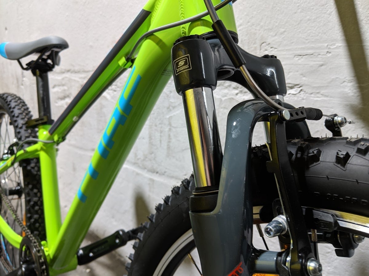 Nahaufnahme der SR Suntour Federgabel am Cube Acid 240 Kinder-Mountainbike.