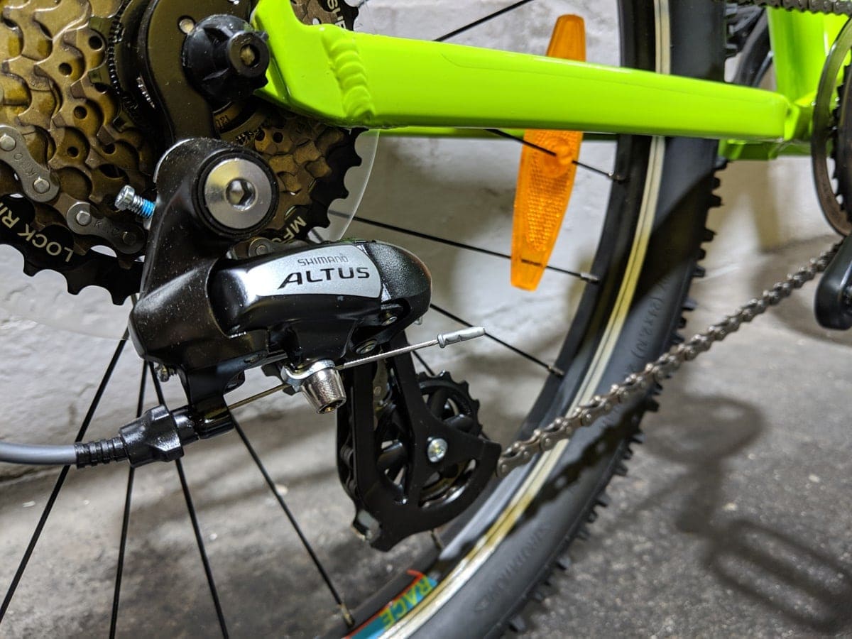 Nahaufnahme der Shimano Schaltung mit Kassette und Kette am Cube Acid 240 Kinder-Mountainbike.