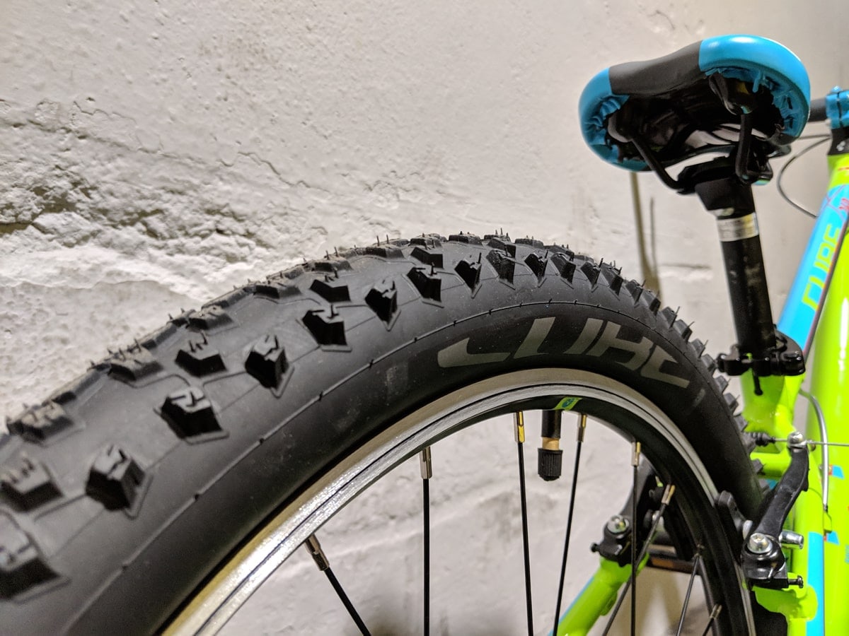 Nahaufnahme des profilierten Hinterreifens an einem Cube Kinder-Mountainbike.
