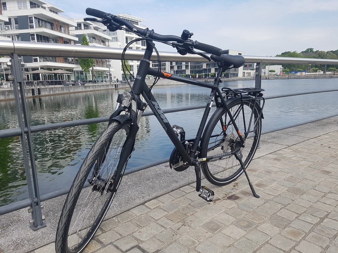 KTM Saragossa Trekkingrad in Seitenansicht vor weißem Hintergrund.