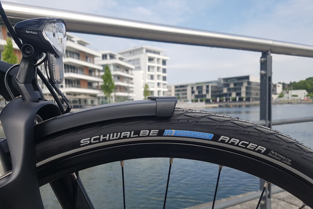 Nahaufnahme des Schwalbe-Reifens und der Busch & Müller Lichtanlage am KTM Valencia Street 2019 Trekkingrad.