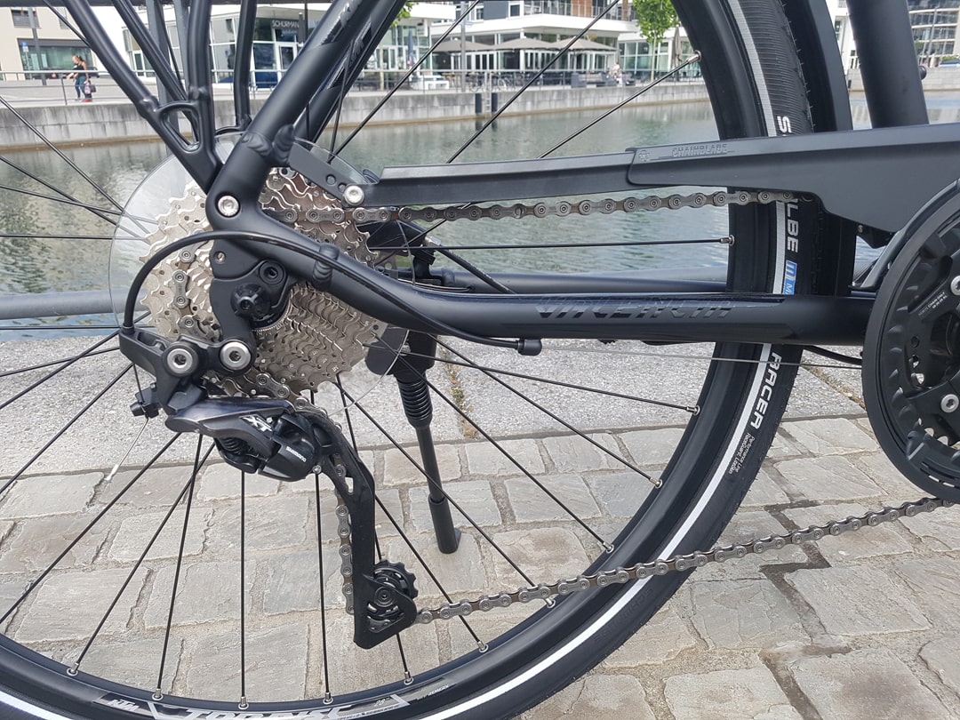 Nahaufnahme der Shimano Deore XT Schaltung mit Kettenschutz am KTM Valencia Street 2019 Trekkingrad.