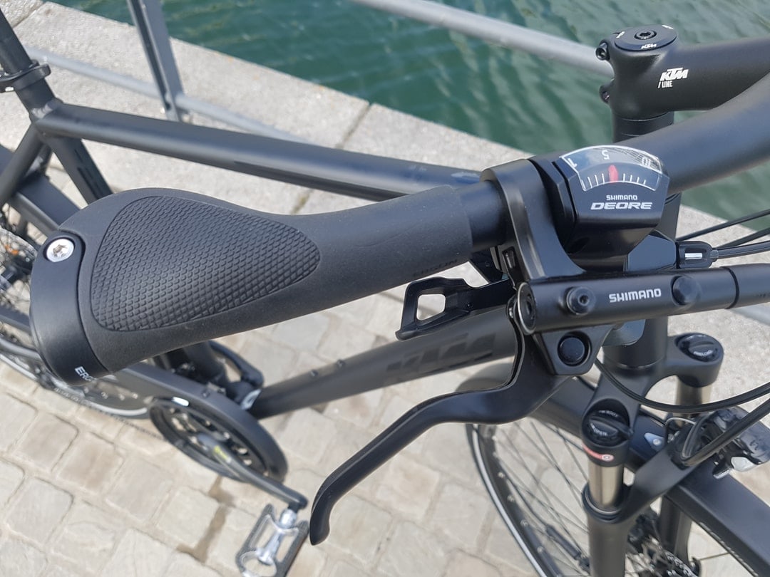 Nahaufnahme des KTM Valencia Street 2019 Trekkingrad-Lenkergriffs mit Shimano Schalthebel.